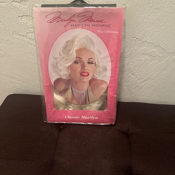 Marilyn Monroe Other - # 0633**Marilyn Monroe Glamorous Platinum Wig